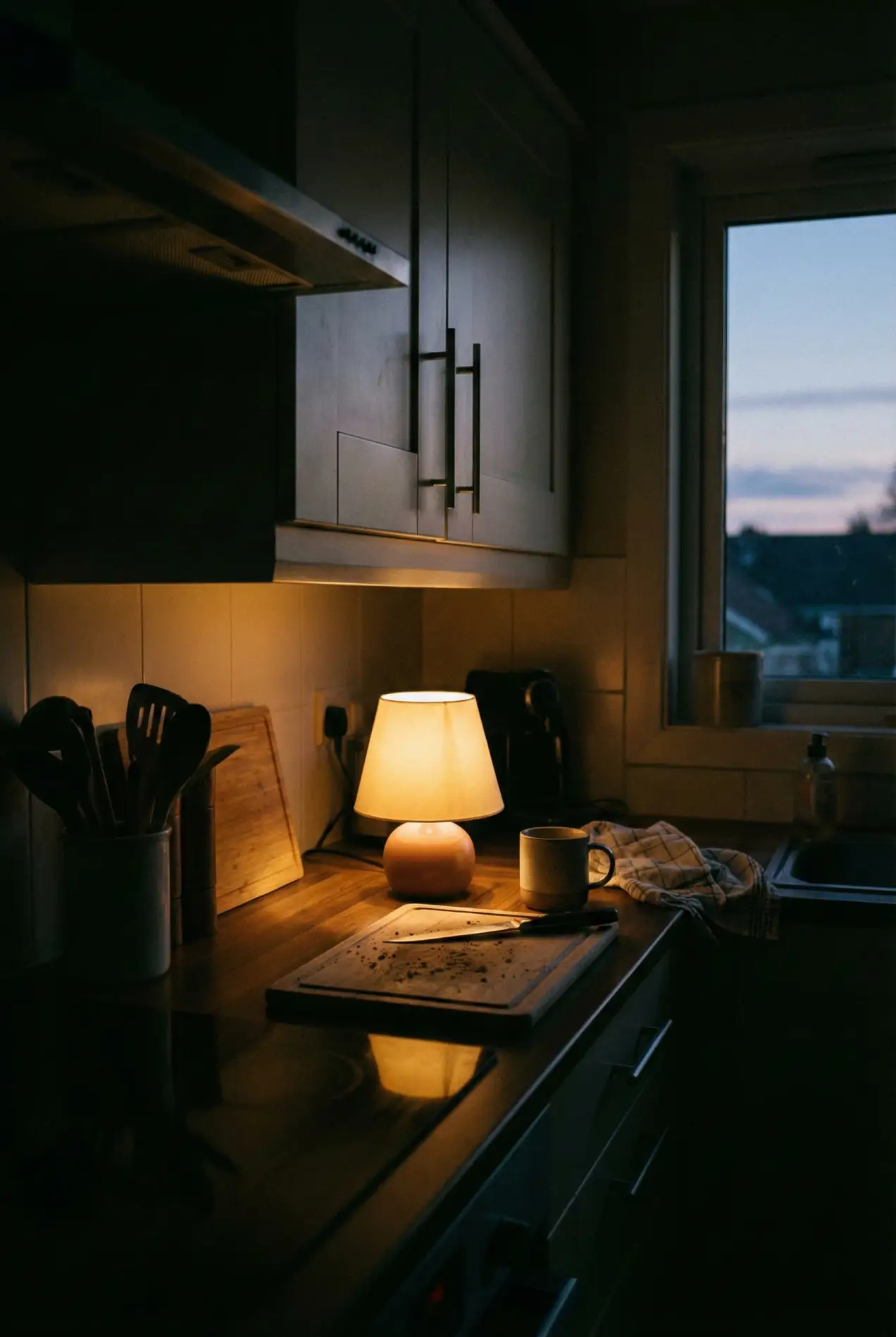 Why you should put a lamp on your kitchen counter today. The easiest way to make your kitchen feel expensive and cozy. #LightingHacks #CozyKitchen